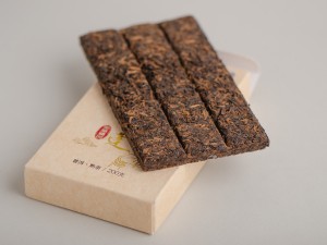 Шу пуэр "Белый Лотос с Золотыми Иглами", Юн Чжень, 2023 г., 200 г. купить в Минске, Шу пуэр (черный)