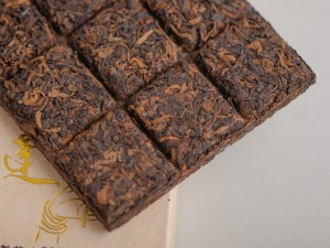 Шу пуэр "Белый Лотос с Золотыми Иглами", Юн Чжень, 2023 г., 200 г. купить в Минске, Шу пуэр (черный)