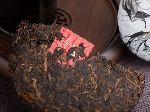 Шу пуэр "Темная Сторона Луны", Мэнхай, Чайная Почта, пресс 2025г., 200г. купить в Минске, Чай от Чайной Почты