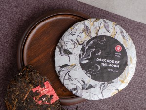 Шу пуэр "Темная Сторона Луны", Мэнхай, Чайная Почта, пресс 2025г., 200г. купить в Минске, Чай от Чайной Почты