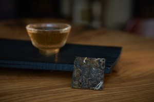 Шэн Пуэр из Линцана в плитке, серия "Чайные Марки", Чайная Почта, 7 г., 2025 г. купить в Минске, Шэн пуэр (зеленый)