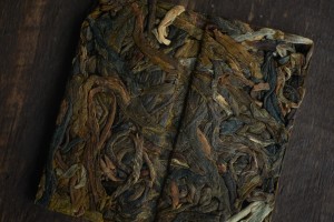 Шэн Пуэр из Линцана в плитке, серия "Чайные Марки", Чайная Почта, 7 г., 2025 г. купить в Минске, Шэн пуэр (зеленый)