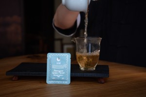 Шэн Пуэр из Линцана в плитке, серия "Чайные Марки", Чайная Почта, 7 г., 2025 г. купить в Минске, Шэн пуэр (зеленый)