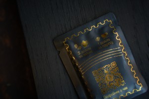 Гун Тин Шу Пуэр в плитке из Мэнхая, серия "Чайные Марки", Чайная Почта, 10 г., 2025 г. купить в Минске, Шу пуэр (черный)