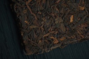 Гун Тин Шу Пуэр в плитке из Мэнхая, серия "Чайные Марки", Чайная Почта, 10 г., 2025 г. купить в Минске, Шу пуэр (черный)